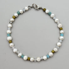 Load image into Gallery viewer, Pearl and Crystal bracelet
