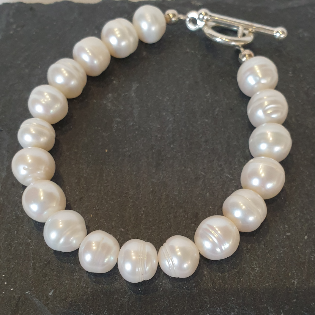 White freshwater pearl bracelet