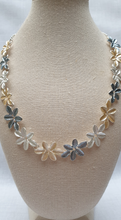 Load image into Gallery viewer, Flower necklace

