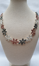 Load image into Gallery viewer, Flower necklace
