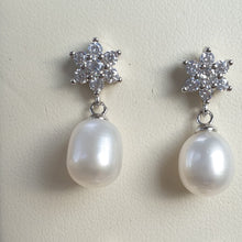 Load image into Gallery viewer, Pearl drop earrings
