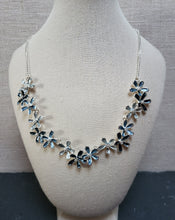 Load image into Gallery viewer, Flower necklace
