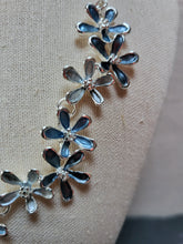 Load image into Gallery viewer, Flower necklace
