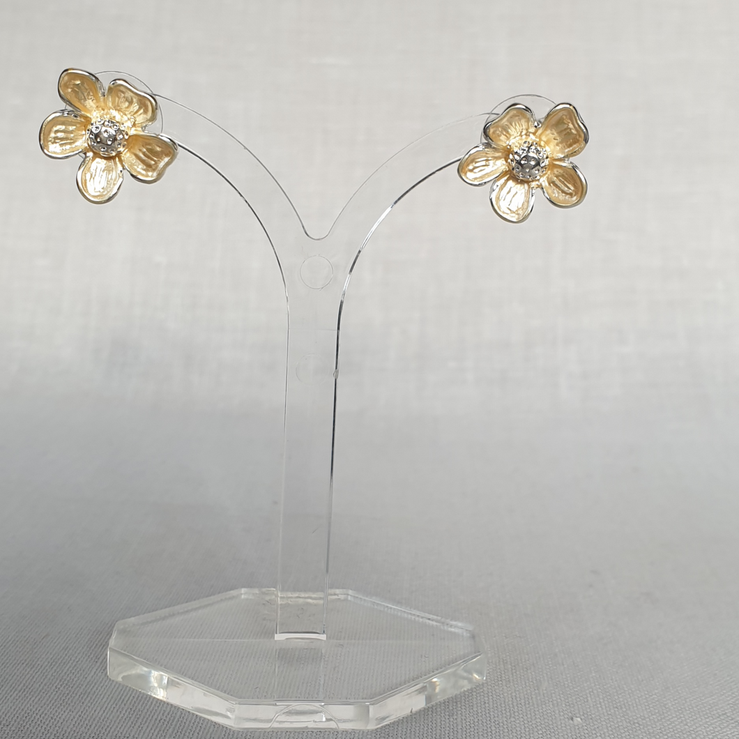Gorgeous enamel  stud
