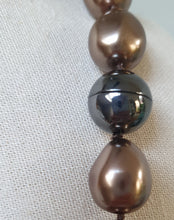 Load image into Gallery viewer, Faux pearls with magnetic clasp
