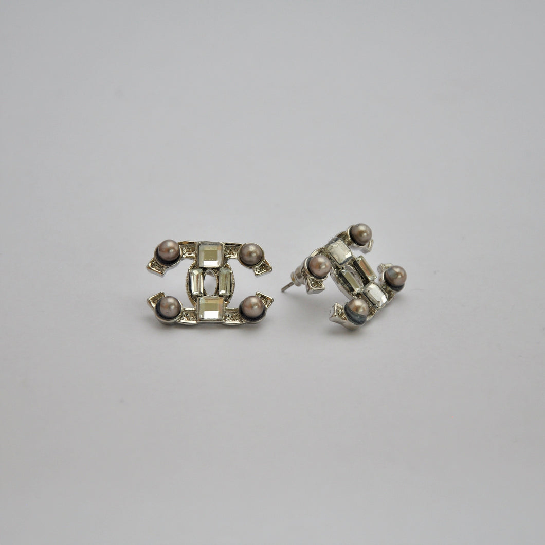 Fashionable pearl earrings