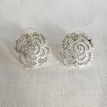 Load image into Gallery viewer, Stylish floral earrings
