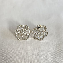 Load image into Gallery viewer, Stylish floral earrings
