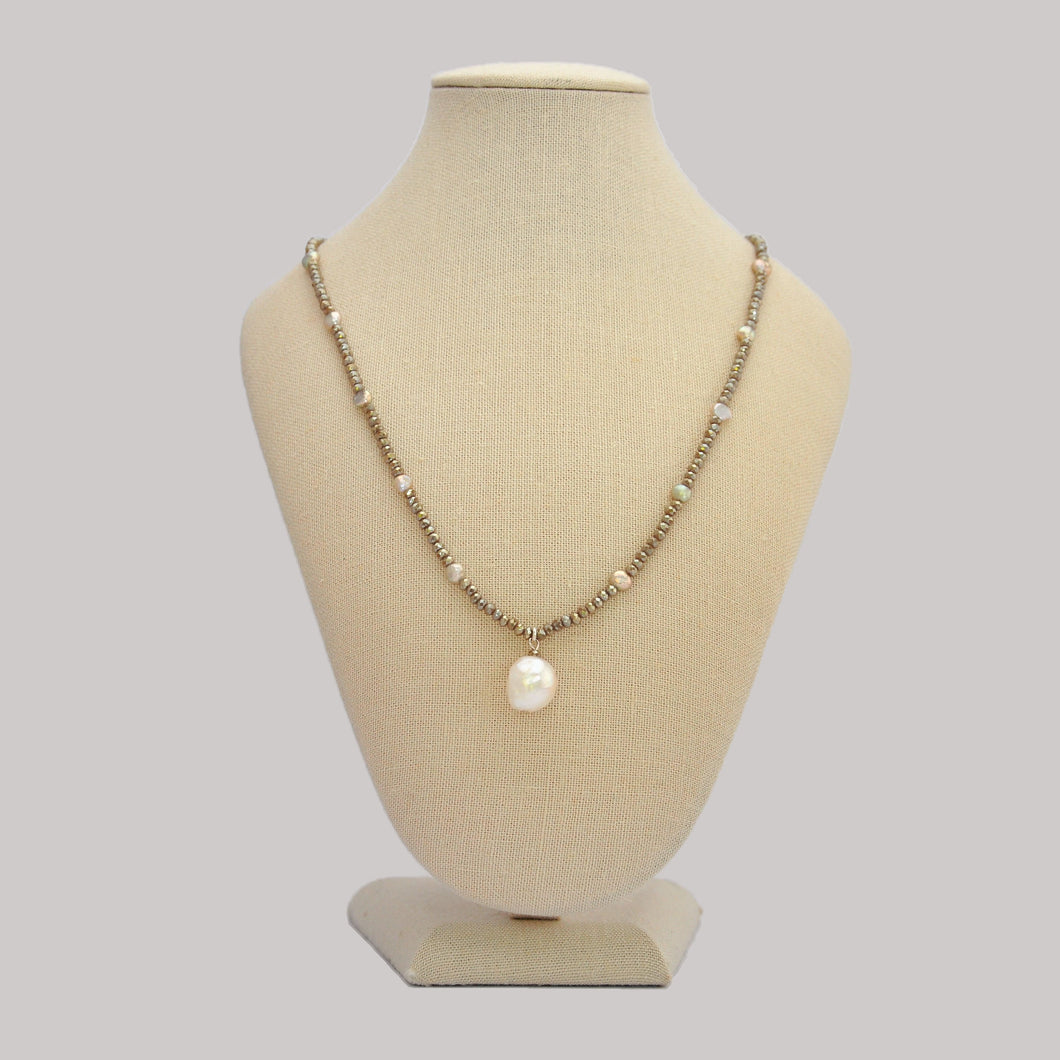 Gold toned pearl pendant