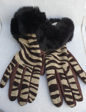 Load image into Gallery viewer, Warm Animal Print Gloves
