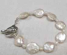 Load image into Gallery viewer, Timeless freshwater pearl bracelet
