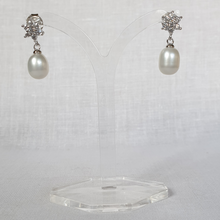 Load image into Gallery viewer, Pearl drop earrings

