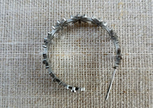Load image into Gallery viewer, Daisy earrings
