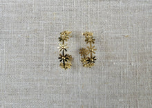 Load image into Gallery viewer, Daisy earrings
